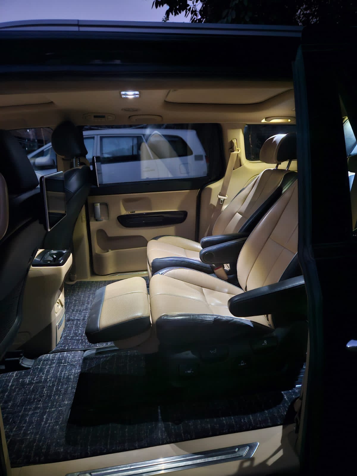 Luxury Vehicle 4